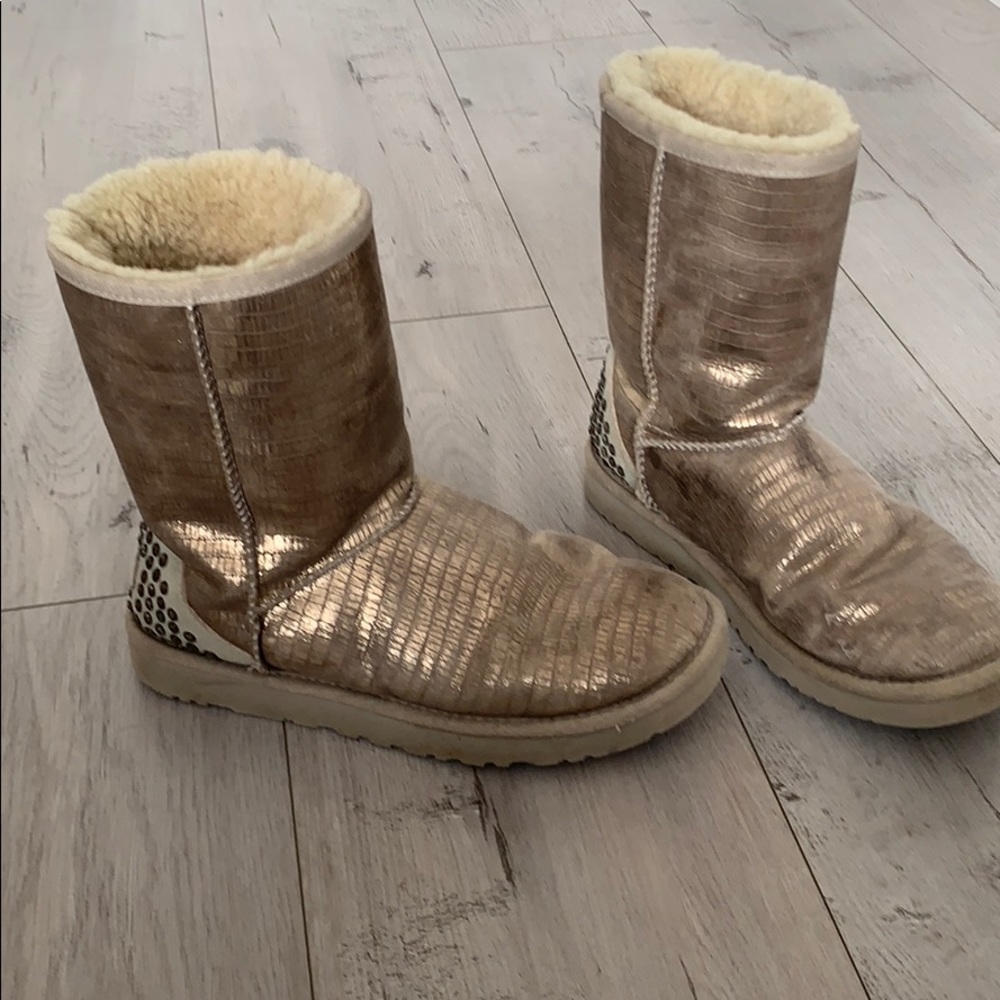 Women’s UGGS shiny croco with hardware in back